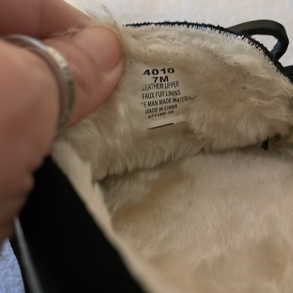 Minnetonka Black leather slippers Sz. 7M - Picture 9 of 16